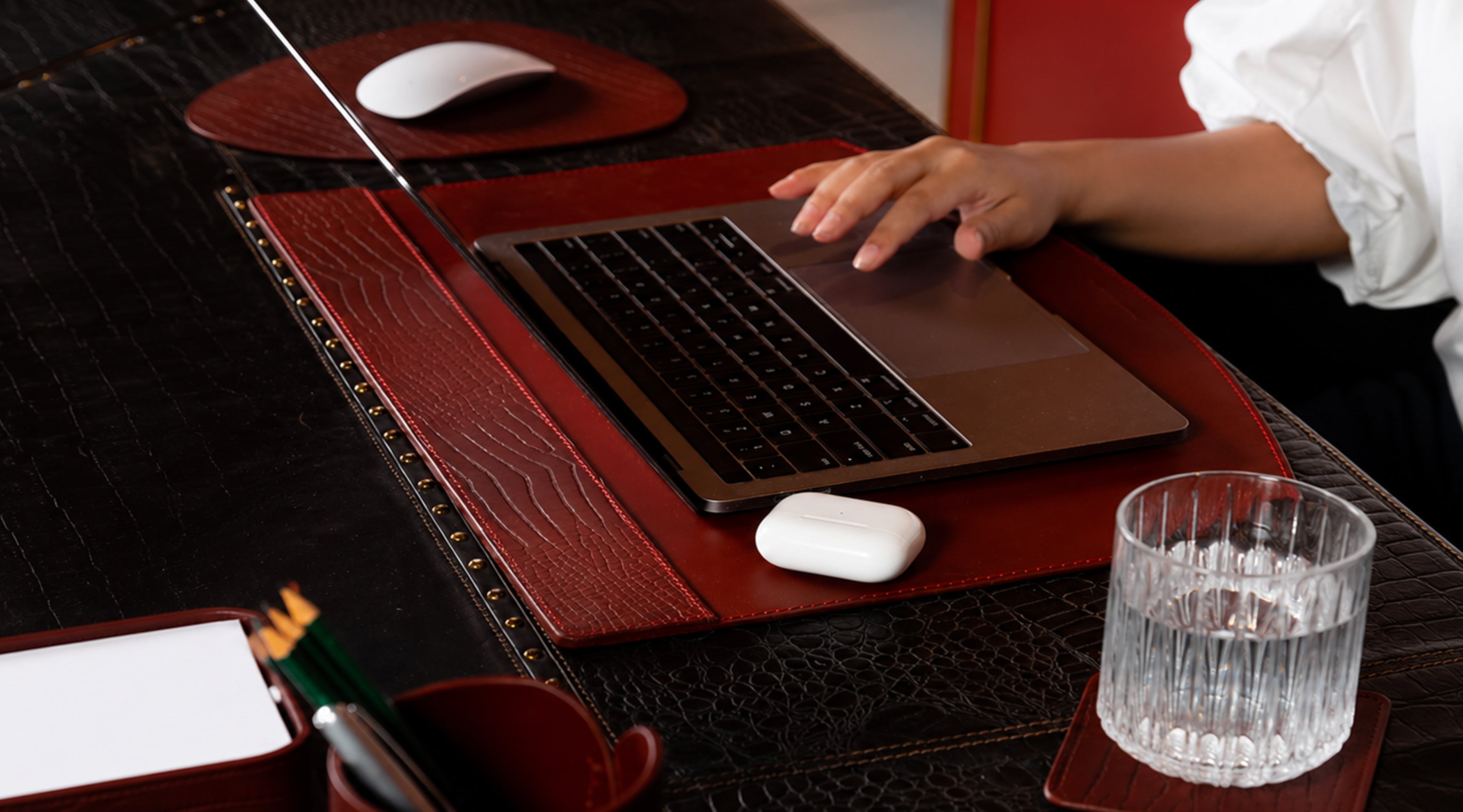 The Ultimate Guide to Choosing Luxury Office Table Accessories!!